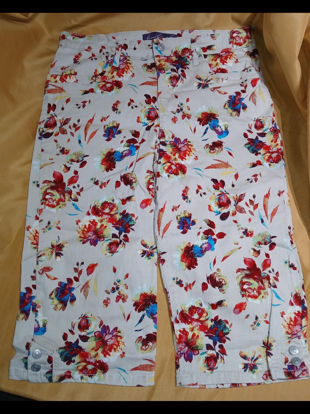 Gloria Vanderbilt Floral Printed Capris in Cream with Multicolor Blooms Size 12